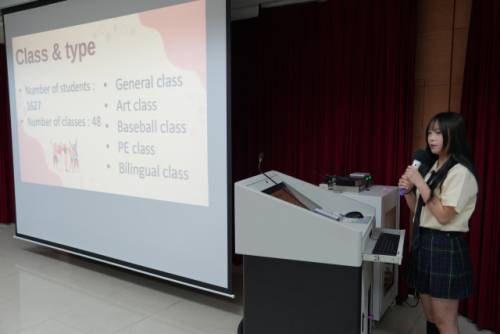 대만 타오위안시립평진고등학교(桃園市立平鎮高級中等學校)를 방문한 ‘2025 강원 교육정책 발굴 학술연수단’. 학생 임원이 직접 학교소개를 하고 있다.