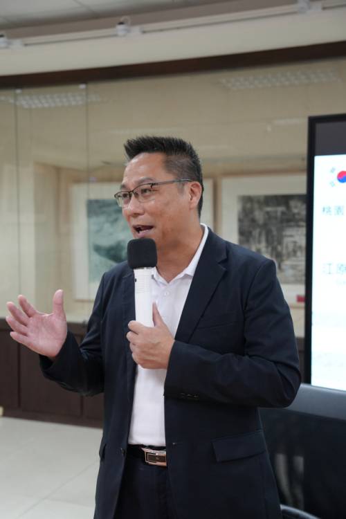 대만 타오위안시립평진고등학교(桃園市立平鎮高級中等學校)의 쉬탕민(許唐敏) 교장이 ‘2025 강원 교육정책 발굴 학술연수단’을 맞아 학교 철학에 대해 설명하고 있다.