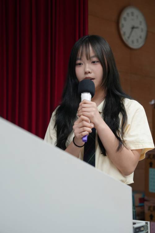 대만 타오위안시립평진고등학교(桃園市立平鎮高級中等學校) 학생임원들이 연수단에 학교의 역사 및 교육과정 등을 소개를 하고 있다.