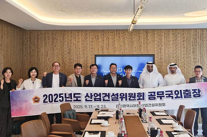 울산시의회 산업건설위원회는 18일(현지 시각) 아랍에미리트에서 두바이 상공회의소를 찾아 무하마드 루타 회장, 살렘 알 삼시 국제관계 담당 부회장과 간담회를 가졌다. 울산시의회 제공