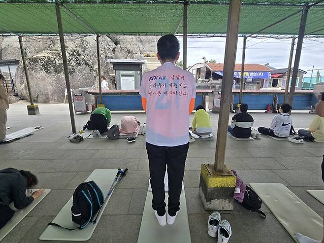 박순동 온양읍 주민자치위원장이 지난 19일 대구 팔공산 갓바위에서 KTX-이음 남창역 정차를 염원하는 108배 기도를 하고 있다.