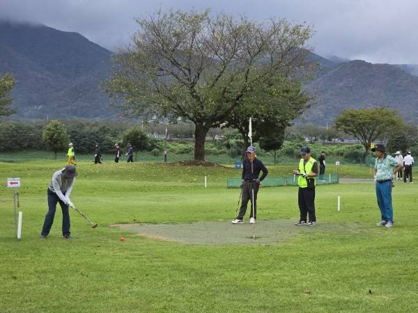 '제4회 경남매일배 영남파크골프대회'가 열린 지난 20일 밀양파크골프장에서 참가 선수들이 승부를 겨루고 있다.