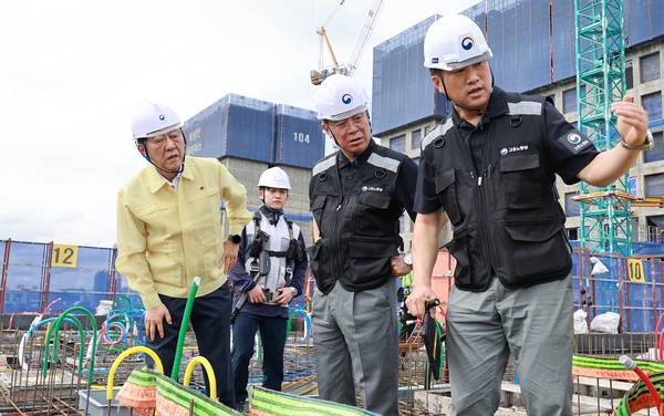 김영훈(가운데) 고용노동부 장관과 김윤덕(왼쪽) 국토교통부 장관이 18일 서울 용산구 청년주택 신축 공사 현장을 찾아 불법하도급 합동 점검을 하고 있다. /연합뉴스