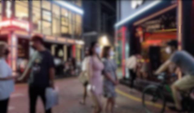 한 유튜버가 올린 동성로 골목의 영상에 노출이 있는 옷차림을 한 여성이 지나가고 있다. 해당 장면을 본 이들은 댓글을 통해 여성의 외모를 평가했다. 정두나 기자