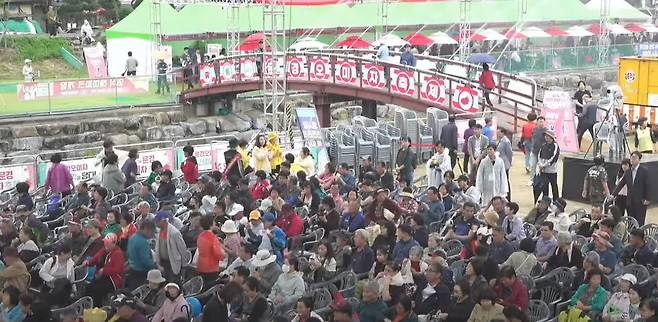 지난 19일 문경오미자축제 개막식이 열리기 전 공연을 보러 온 관람객들. /고성환 기자