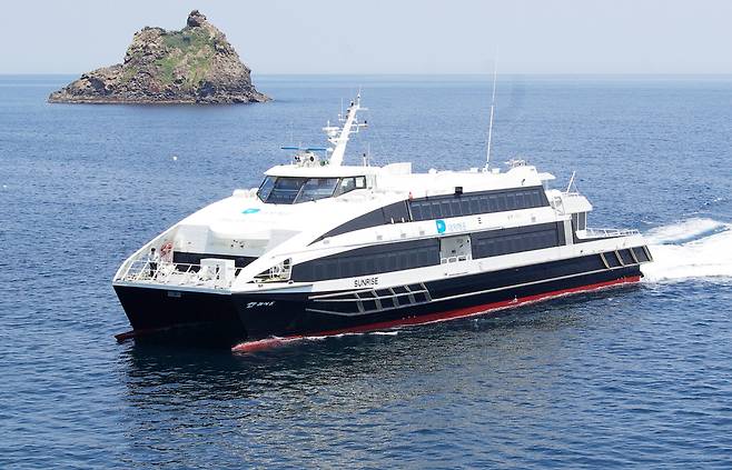 포항~울릉도 간 썬라이즈호가 9월초 운항에 들어갔다. 배는 작지만 442명이 승선할 수 있고 속력이 빨라 하루 2왕복이 가능하다. /김두한 기자