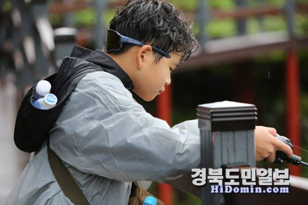 대회에 참가한 어린이가 낚시대를 눈여겨보고 있다.사진=유재영 기자