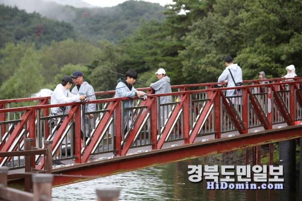 강태공들이 낚싯대를 드리우며 외래어종을 노리고 있다.사진=유재영 기자