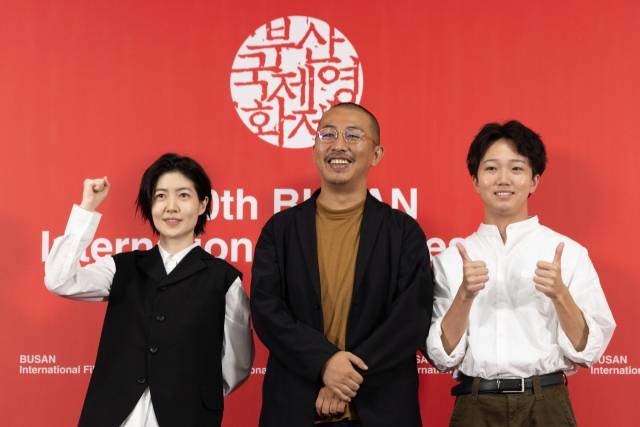 지난 20일 오전 부산 해운대구 영화의전당에서 BIFF 경쟁부문 ‘부산 어워드’ 후보작 ‘여행과 나날’ 제작진이 포즈를 취하고 있다. 왼쪽부터 배우 심은경, 미야케 쇼 감독, 배우 타카다 만사쿠. 정성운 인턴기자