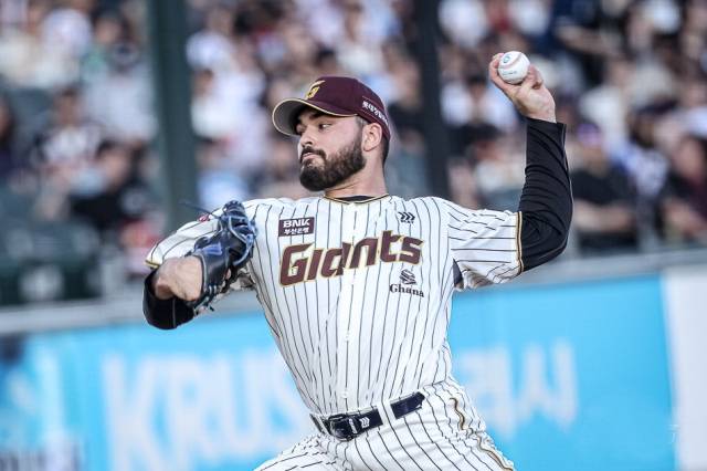 롯데 자이언츠 선발투수 감보아가 지난 20일 키움 히어로즈전에서 투구하고 있다. 그는 이날 8실점하고 4회에 내려갔다. 롯데 자이언츠 제공