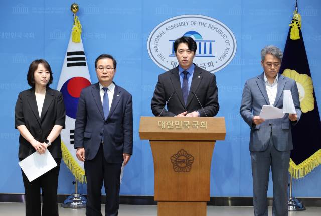 더불어민주당 정치검찰 조작기소 대응 특위 소속 의원들이 21일 서울 여의도 국회 소통관에서 대장동 사건 관련 현안 브리핑을 하고 있다. 연합뉴스