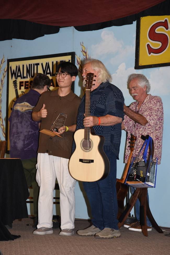 ▲ 김화종(31· 버클리음대 4년·사진 왼쪽에서 두번째) 핑거 기타리스트가 지난 19일(미국 현지시간 18일) 미국 캔자스주 윈필드에서 개최된 '53회 월넛 밸리 페스티벌 2025 국제 핑거스타일 기타챔피언쉽 대회'에서 1위를 차지한 후 기념촬영한 모습. 경북일보 독자 제공