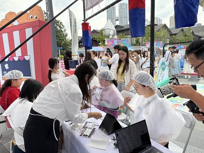 지난 19일 중국 청두에서 열린 대구 관광 소비자 행사에서 중국인들이 퍼스너컬러를 체험하고 있다. 대구시 제공.