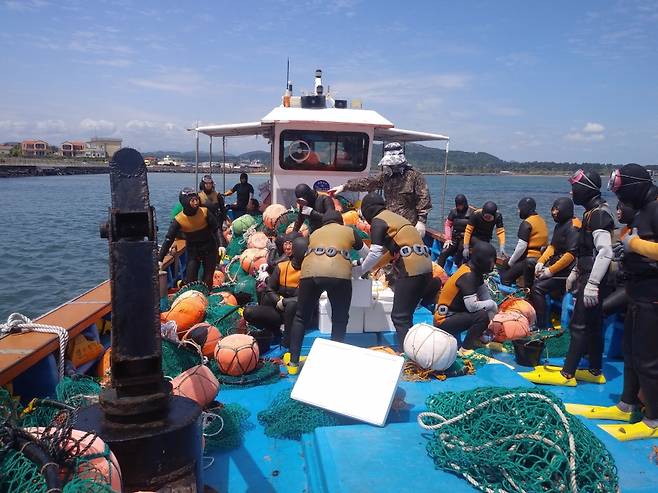 물질을 나가기 위해 배로 이동하는 해녀 모습.