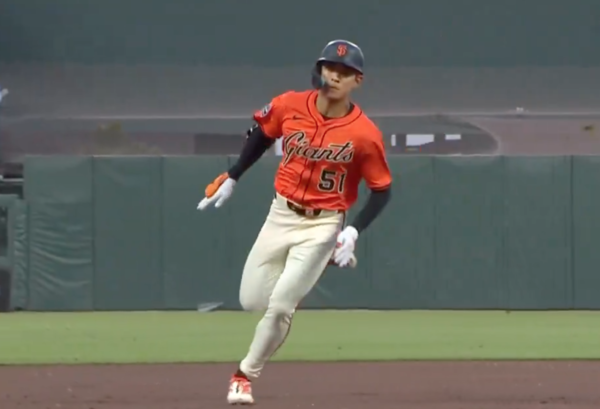 질주하는 이정후(사진=MLB.com)