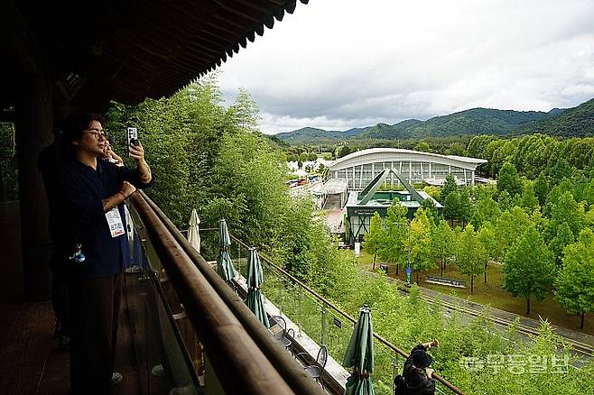 20일 오전 손기환씨가 죽녹원 봉황루에서 영호남박람회장과 담양읍 일대를 촬영하고 있다.