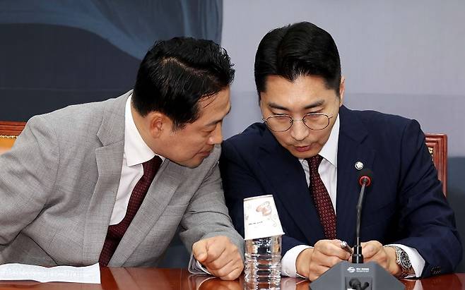 장동혁 대표와 박준태 비서실장이 지난달 27일 국회에서 이야기를 나누고 있다. (출처 : 뉴시스)