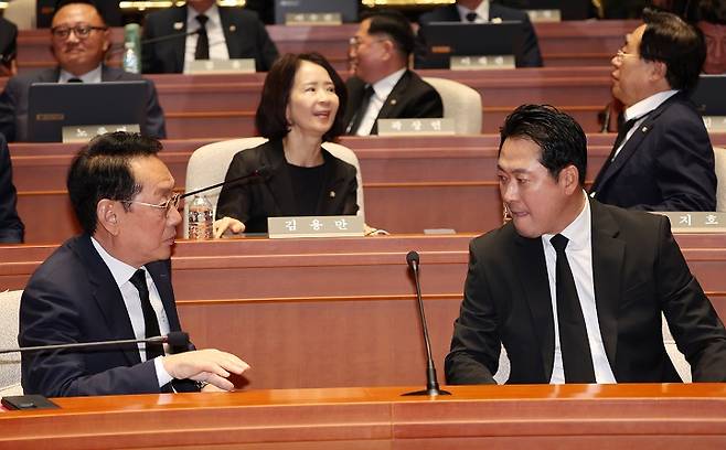 장동혁 대표(오른쪽)가 지난 1일 국회에서 열린 의원총회에서 김도읍 정책위의장과 대화하고 있다.(출처 : 뉴시스)