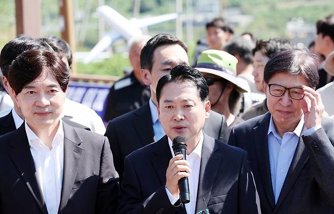 장동혁 대표(가운데)가 지난 14일 부산을 찾았을 때 동행한 박성훈 수석대변인(왼쪽). 오른쪽은 박형준 부산시장.(출처 : 뉴시스)