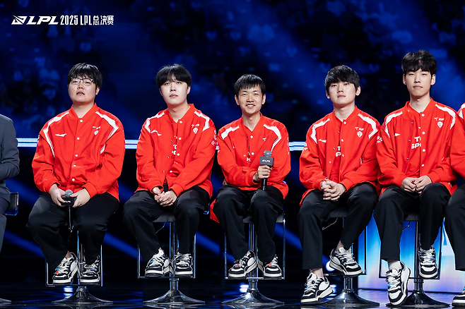 LPL 결승 미디어데이 중인 TES(사진=LPL)
