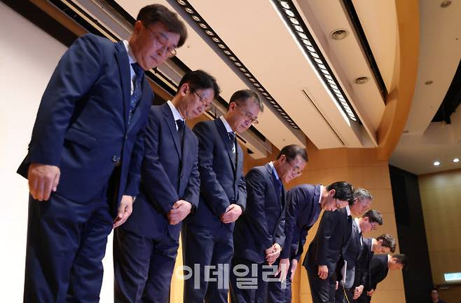 [이데일리 이영훈 기자] 조좌진 롯데카드 대표이사(왼쪽 다섯 번째) 등 관계자들이 18일 서울 중구 부영태평빌딩에서 해킹 사고로 인한 고객 정보 유출사태에 대해 대고객 사과를 하고 있다.