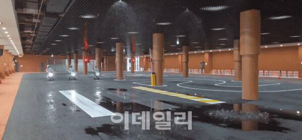 라이더 빗길 연습을 위해 실제와 같은 우천시 도로 환경을 구현하고 있다. (사진=한전진 기자)