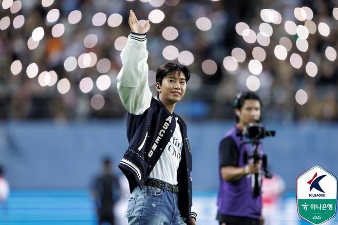 임영웅이 20일 대전월드컵경기장에서 열린 대전과 대구의 경기 하프타임에 팬들을 향해 손을 흔들고 있다. 사진=한국프로축구연맹