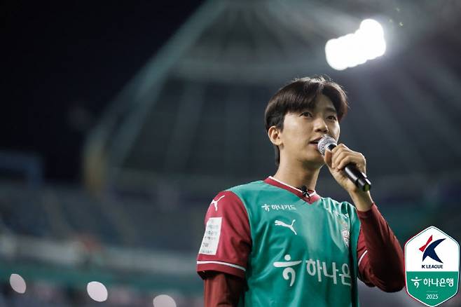 임영웅이 20일 대전월드컵경기장에서 열린 대전과 대구의 경기에서 앞서 시축 소감을 밝히고 있다. 사진=한국프로축구연맹