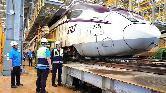 정정래 코레일 사장직무대행이 10일 광주광역시 호남철도차량정비단에서 추석대수송을 앞두고 SRT와 KTX 정비 현장을 점검하고 있다. (한국철도공사 제공. 재판매 및 DB 금지) 2025.9.10/뉴스1