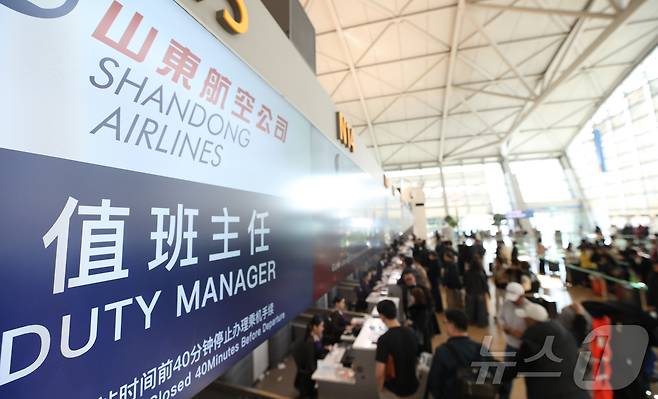 인천국제공항 1터미널 출국장에서 관광객들이 중국행 비행기 탑승을 위해 수속 절차를 기다리고 있다.  2024.11.7/뉴스1 ⓒ News1 권현진 기자