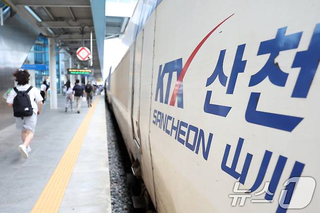 19일 오전 광주송정역에서 한 열차 이용객이 서울행 KTX산천 탑승을 위해 뛰어가고 있다. 2025.9.19/뉴스1 ⓒ News1 이승현 기자
