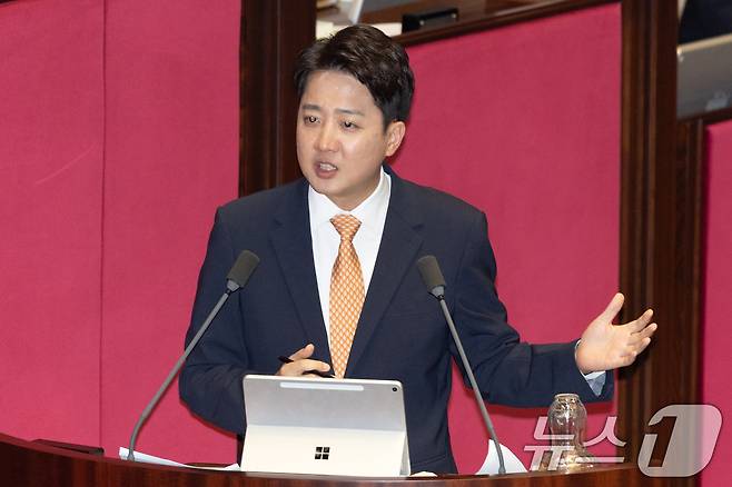 이준석 개혁신당 대표가 지난 15일 오후 서울 여의도 국회에서 열린 제429회국회(정기회) 제5차 본회의에서 정치에 관한 대정부 질문을 하고 있다. 2025.9.15/뉴스1 ⓒ News1 이승배 기자