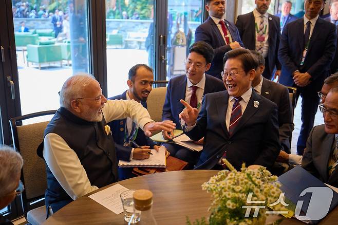 이재명 대통령과 나렌드라 모디 인도 총리가 17일(현지시간) 캐나다 앨버타주 캐내내스키스 주요 7개국(G7) 정상회의장에서 정상회담을 하고 있다. (대통령실 제공. 재판매 및 DB 금지) 2025.6.19/뉴스1 ⓒ News1 박지혜 기자