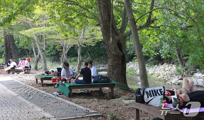 21일 오후 1시께 전북 김제시 모악산 도립공원 일대에 나들이객들이 휴식을 즐기고 있다. 2025.9.21/뉴스1 신준수 기자