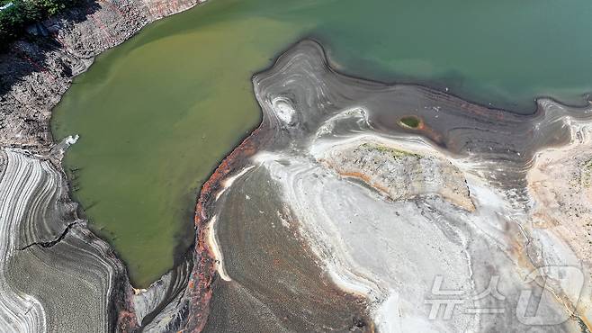 지난 10일 오후 강원 강릉시 오봉저수지가 바짝 말라붙어 바닥을 드러내고 있다.  2025.9.10/뉴스1 ⓒ News1 김진환 기자