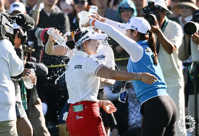 이다연 프로가 21일 인천 청라에 위치한 베어즈베스트 청라GC에서 열린 '하나금융그룹 챔피언십' 파이널 라운드 우승을 차지한 후 물세례를 받고 있다. (KLPGA 제공. 재판매 및 DB 금지) 2025.9.21/뉴스1