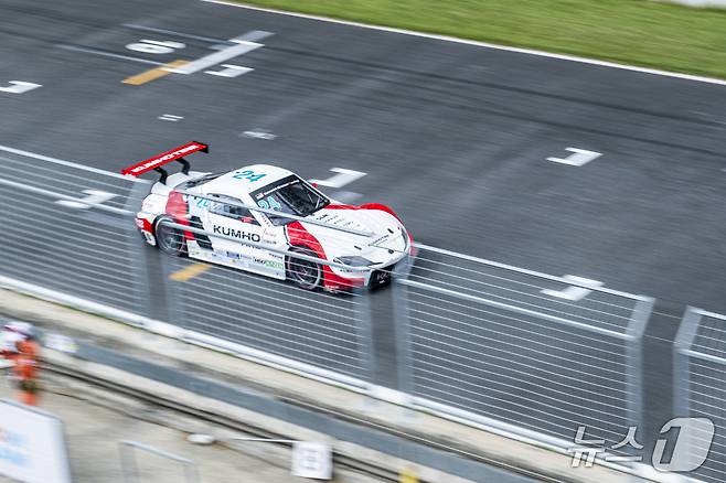 이창욱(금호SLM)이 슈퍼레이스 7라운드에서 우승했다. (슈퍼레이스 제공)