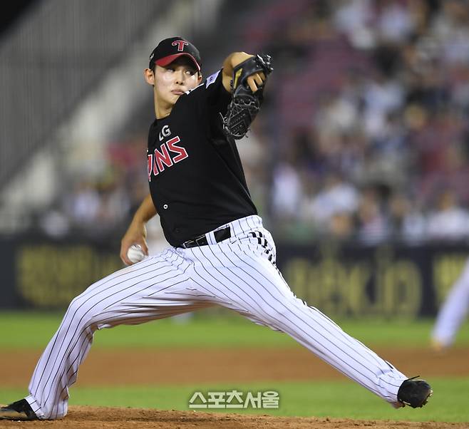 LG 투수 김영우가 10일 서울 잠실구장에서 열린 2025 KBO리그 두산과 경기 8회 역투하고 있다.  잠실 | 최승섭기자 thunder@sportsseoul.com