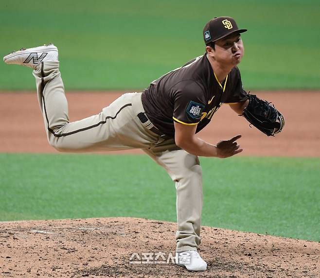 샌디에이고 고우석이 18일 서울 고척스카이돔에서 열린 ‘메이저리그 월드투어 서울 시리즈 2024’ LG와 경기에서 9회말 등판해 힘차게 투구하고 있다. 사진 | 스포츠서울DB