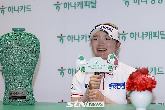 21일 인천 베어즈베스트 청라 골프클럽(파72)에서 열린 KLPGA 투어 하나금융그룹 챔피언십(총상금 15억 원) 최종 라운드 연장전 끝에 통산 9번째 정상에 오른 이다연이 우승 인터뷰를 하고 있다. /사진=손진현 기자