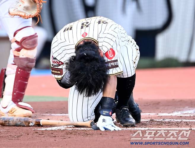 고통이 심한 듯 일어서지 못하고