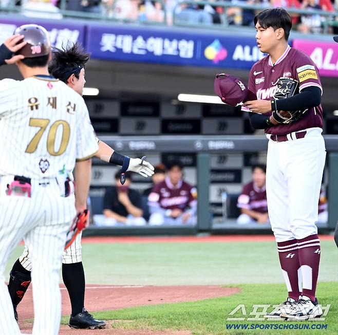 미소와 함께 손을 내민 황성빈과 선배의 사과에도 놀란 표정을 감추지 못한 루키 박정훈