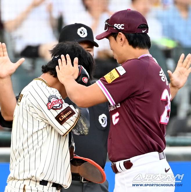 황성빈의 귀를 어루만지며 위로의 손길을