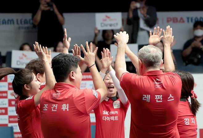 SK렌터카 선수들이 하이파이브를 하며 승리의 기쁨을 나누고 있다. 사진제공=PBA