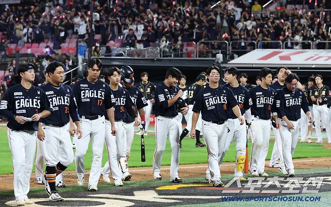 20일 수원 케이티위즈파크에서 열린 KT와 한화의 경기. KT가 한화에 승리했다. 경기 종료 후 그라운드를 나서는 한화 선수들. 수원=송정헌 기자songs@sportschosun.com/2025.09.20/