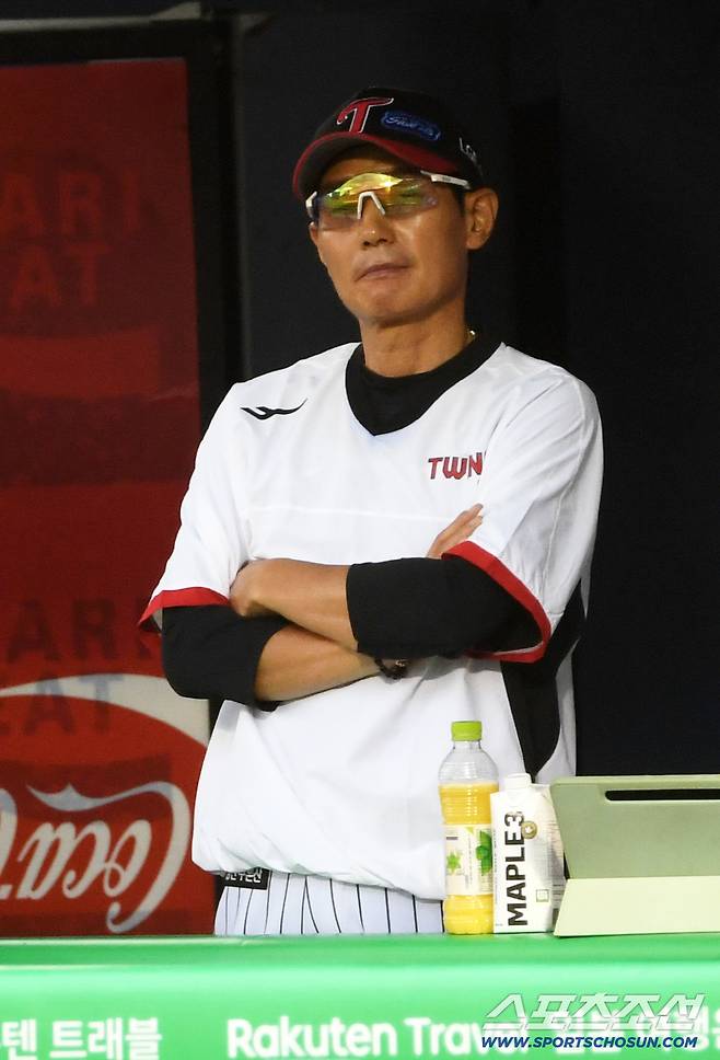 20일 잠실구장에서 열린 LG 트윈스와 삼성 라이온즈의 경기. LG 염경엽 감독이 생각에 잠겨 있다. 잠실=박재만 기자 pjm@sportschosun.com/2025.09.20/