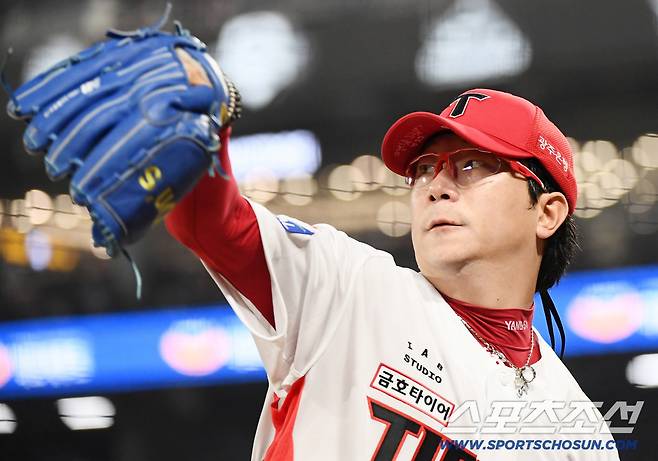 24일 광주 기아 챔피언스필드에서 열린 LG-KIA전. KIA 선발투수 양현종이 투구 전 몸을 풀고 있다. 광주=정재근 기자 cjg@sportschosun.com/2025.7.24/