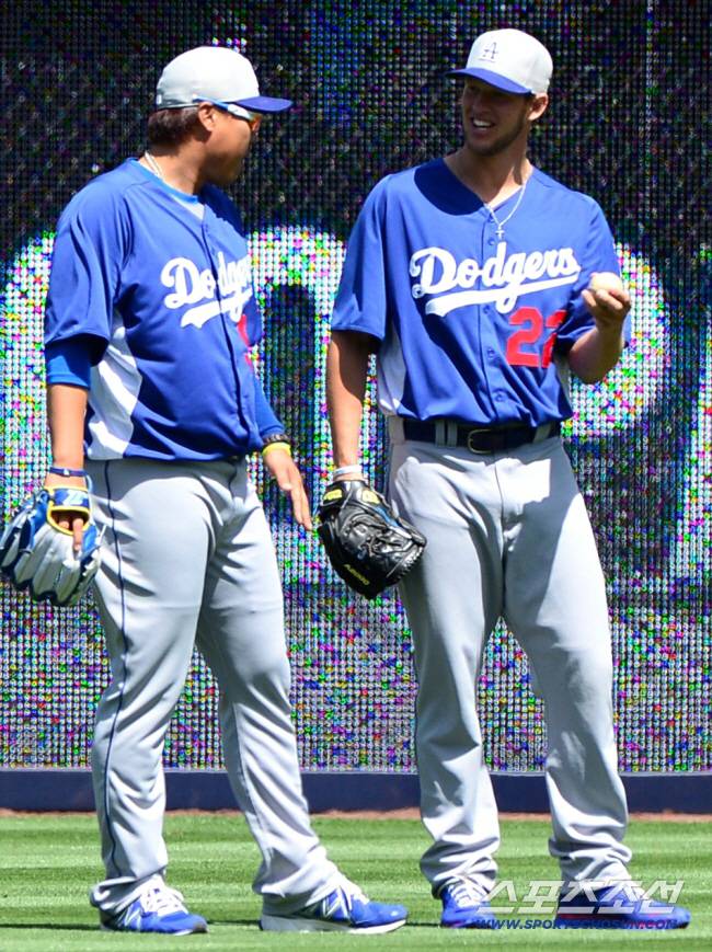 LA다저스가 10일(한국시간) 미국 캘리포니아주 샌디에이고 펫코파크에서 샌디에이고 파드리스와 경기를 펼쳤다. 샌디에이고 원정 경기에 나선 류현진이 경기 전 커쇼(오른쪽)와 밝은 표정으로 대화를 나누고 있다. 

샌디에이고(미국 캘리포니아주)=송정헌 기자 songs@sportschosun.com/2013.4.10