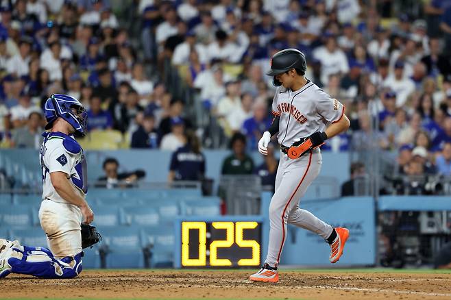 Sep 18, 2025; Los Angeles, California, USA;  San Francisco Giants center fielder Jung Hoo Lee (51) scores a run during the seventh inning against the Los Angeles Dodgers at Dodger Stadium. Mandatory Credit: Kiyoshi Mio-Imagn Images







<저작권자(c) 연합뉴스, 무단 전재-재배포, AI 학습 및 활용 금지>