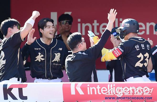 21일 수원 케이티위즈파크에서 열린 KT와 삼성의 경기. 5회말 KT 안현민이 삼성 최원태를 상대로 투런홈런을 날렸다. 동료들과 하이파이브를 나누고 있는 안현민. 수원=송정헌 기자songs@sportschosun.com/2025.09.21/